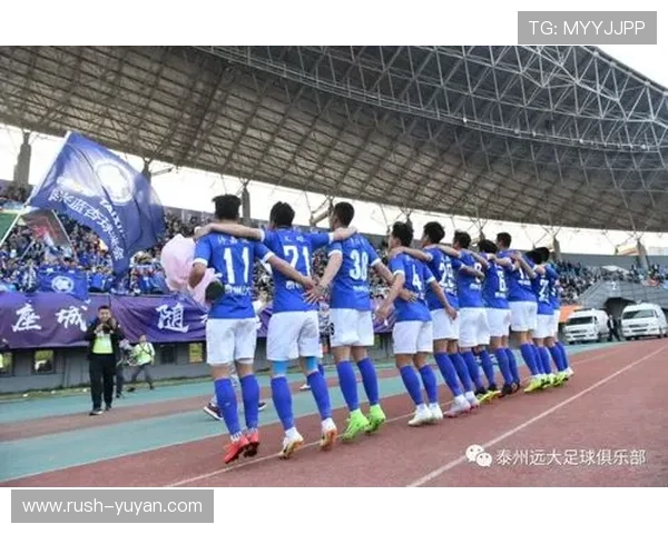 足球明星互签名活动掀起热潮 球迷与偶像零距离互动盛况空前