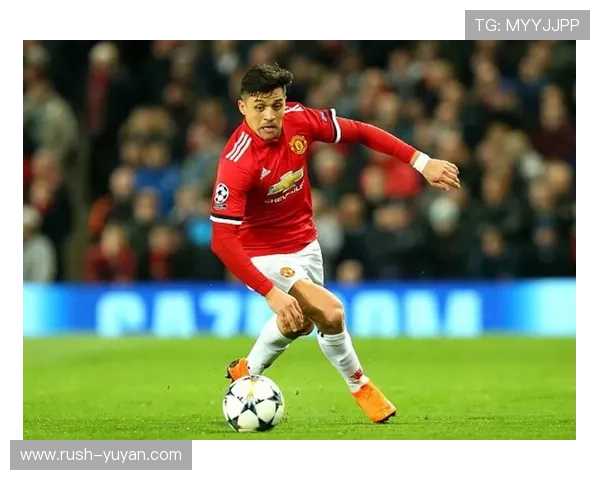 足球球星与宠物狗亲密合照展现温馨一面，萌宠陪伴成新时尚