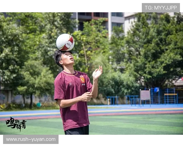 足球球星背身高清大图展现精彩瞬间捕捉全场专注神态与竞技激情